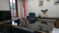 Ruang ini digunakan wagub untuk bekerja. Tampak meja dan kursi yang ditempati wagub untuk kerja.