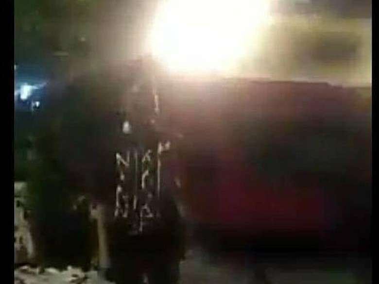 Ngeri! Viral Video Pria Mau Eksis Foto Malah Tersambar KRL Ngeri! Viral Video Pria Mau Eksis Foto Malah Tersambar KRL
