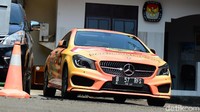 Salah satu mobil yang digunakan rombongan DPP Partai Berkarya berpelat nomor B 57 RFS.