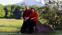 Keseruan libran keluarga SBY pun diintip detikTravel dalam akun instagram @aniyudhoyono milik Ani Yudhoyono. Dalam foto kedua ini SBY dan Bu Ani menikmati yang seger-seger di  kawasan Finna Pandaan, Jawa Timur (Dok. aniyudhoyono/Instagram)