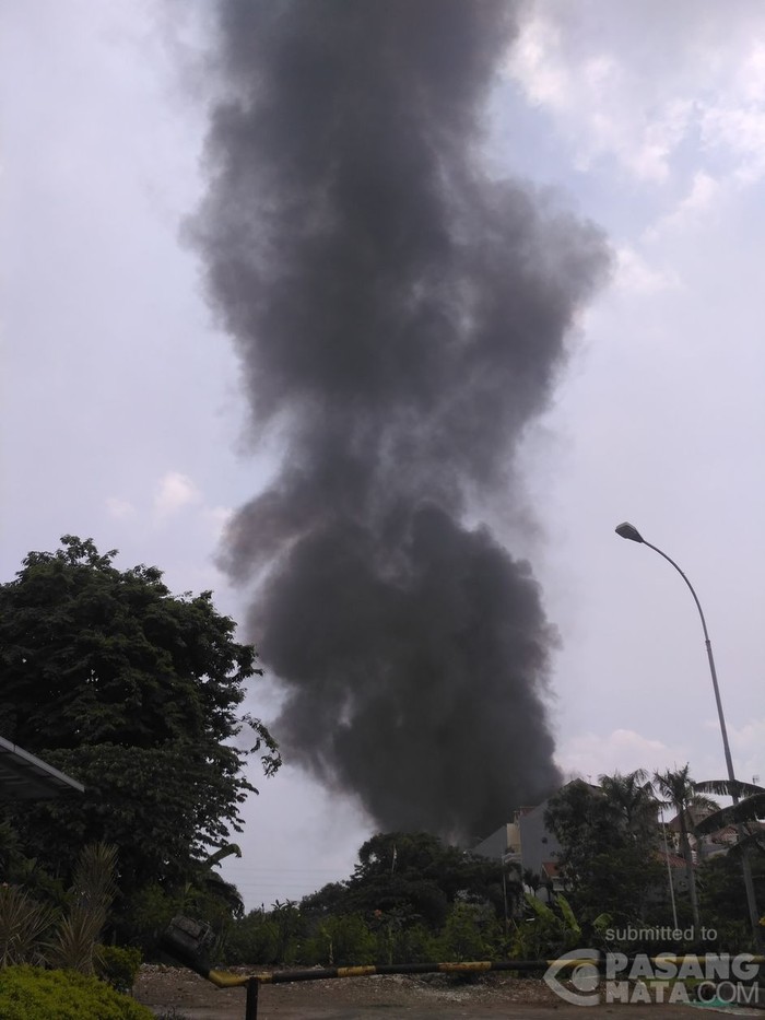 Tumpukan Sampah Terbakar dan Menyambar Gubuk di Koja