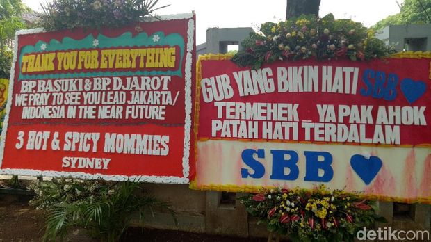 Karangan bunga ini menarik perhatian warga yang melintas di lokasi