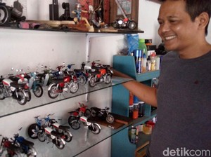 Miniatur Sepeda Motor Jadul dari Timah Karya Agit
