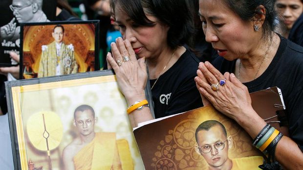 Warga Thailand memperingati setahun wafatnya Raja Bhumibol