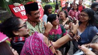 Djarot melayani permintaan foto bersama.