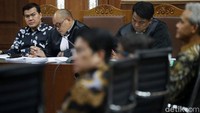 Pada sidang lanjutan hari ini, Ganjar bersaksi untuk terdakwa Andi Agustinus alias Andi Narogong. Ganjar menepis sangkaan menerima duit e-KTP saat dirinya menjadi pimpinan Komisi II DPR.
