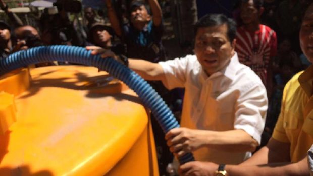 Terbang Ke Bali, Setya Novanto Kunjungi Pengungsi Gunung Agung