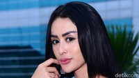 Di acara pertunangan Selvi Kitty, Mulan Jameela tampak hadir. Foto: Noel