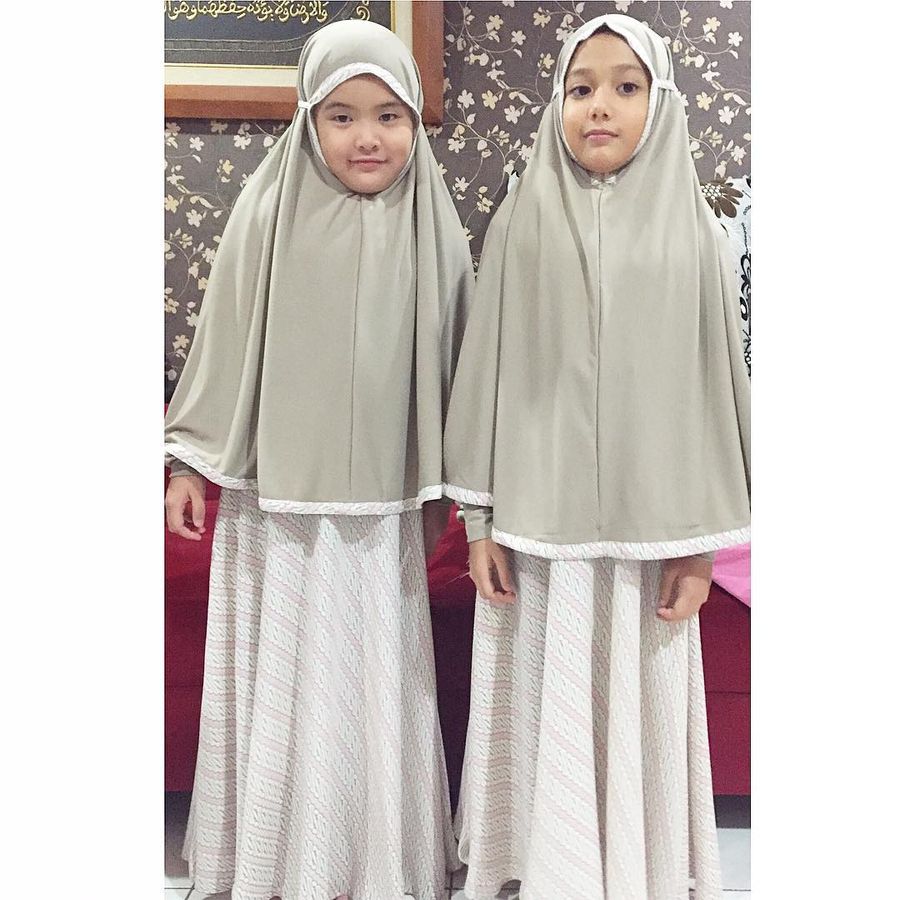 Foto Manisnya Putri Lyra Virna Saat Berhijab Syari Seperti Ibunya