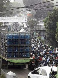 Dihantui Macet, Kades di Sukabumi Buat Surat Terbuka untuk Jokowi
