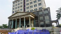 Ada juga isu yang mengatakan Menara Saidah miring. Isu itu sempat tersebar di kalangan karyawan Menara Saidah, ketika gedung tersebut masih dihuni oleh para penyewa. Foto: Kanavino/detikcom