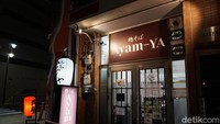 Kedai Ramen Ayam-ya punya beberapa cabang di Jepang. Salah satu yang saya temui ada di kawasan Nipponbashi, Osaka, Jepang. Inilah kedai ramen halal yang bisa traveler coba kalau traveling ke Jepang (Wahyu/detikTravel)