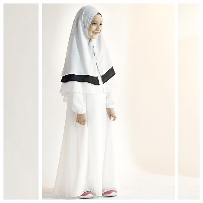 Jika ingin mencarikan model hijab syari warna putih bisa meniru gaya Eisha kali ini. Khimar layering lagi-lagi dipakai Eisha untuk tampil atraktif. Hijab syari koleksi Lyra Virna Syari itu bisa menjadi inspirasi gaya anak ketika Lebaran. Foto: Dok. Instagram @lyravirna