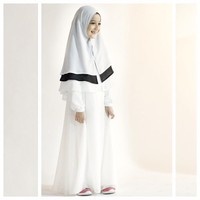 Jika ingin mencarikan model hijab syari warna putih bisa meniru gaya Eisha kali ini. Khimar layering lagi-lagi dipakai Eisha untuk tampil atraktif. Hijab syari koleksi Lyra Virna Syari itu bisa menjadi inspirasi gaya anak ketika Lebaran. Foto: Dok. Instagram @lyravirna