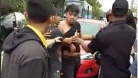 Baku hantam pun terjadi. Warga yang menonton mencoba melerai, namun mereka tetap jual beli pukulan.