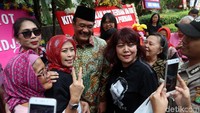 Djarot menemui warga yang menunggunya di Balaikota, Jakarta, Jumat (13/10/2017).