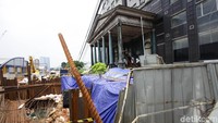 Terkait longsor dinding penahan tanah ini, pihak kontraktor akan melakukan penanganan dengan lebih dulu membersihkan area dan membuat dinding penahanan tanah baru.