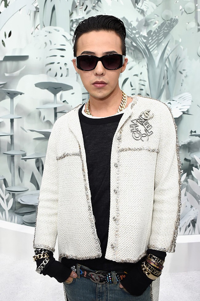 Kecintaan G-Dragon terhadap Chanel sudah bukan rahasia lagi. Dia bahkan berani mengenakan koleksi wanita dan memadukannya dengan busana lain agar terlihat nyentrik tanpa kesan kewanitaan. Foto: Getty Images