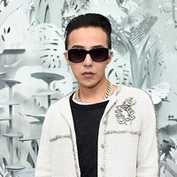 Kecintaan G-Dragon terhadap Chanel sudah bukan rahasia lagi. Dia bahkan berani mengenakan koleksi wanita dan memadukannya dengan busana lain agar terlihat nyentrik tanpa kesan kewanitaan. Foto: Getty Images