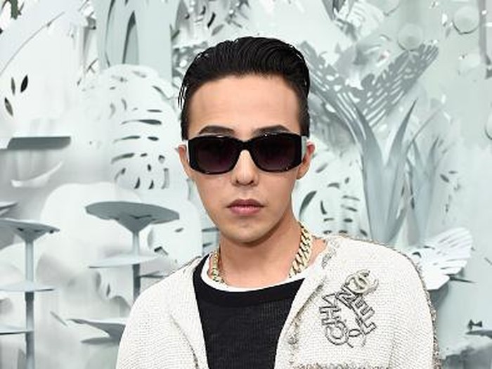 PARIS, FRANCE - JANUARY 27:  G-Dragon attends the Chanel show as part of Paris Fashion Week Haute Couture Spring/Summer 2015 on January 27, 2015 in Paris, France.  (Photo by Pascal Le Segretain/Getty Images)