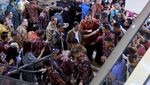 Saat Jokowi Melirik Baju Kotak-kotak di Mall