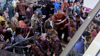 Setelah melihat-lihat baju kotak-kotak itu, Jokowi kembali jalan-jalan dan tetap dikerubungi warga. Foto: Laily Rachev - Biro Pers Setpres