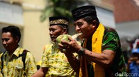 Rombongan tersebut juga mempertontonkan ilmu kebal senjata tajam dan mengeluarkan bendera merah putih dan partai Berkarya dari batok kelapa.