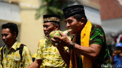 Partainya Tommy Soeharto Daftar ke KPU Bawa Rombongan Debus