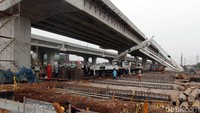 Alat berat terus mengerjakan pembangunan tol.