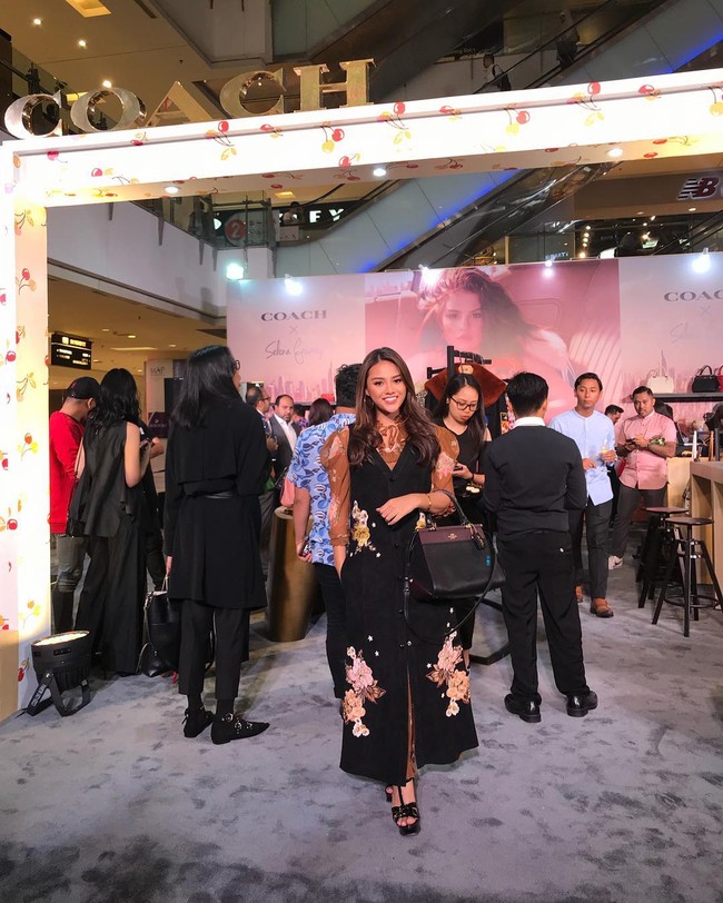 Hadir pada hari rilisnya koleksi Coach x Selena Gomez, Aurel Hermansyah mengenakan gaya vintage antara dress sifon motif floral dan long waistcoat yang dihiasi embroidery sebagai padanannya. ia juga membawa tas Coach koleksi terbaru. Foto: Dok. Instagram/Aurelie Hermansyah