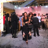 Hadir pada hari rilisnya koleksi Coach x Selena Gomez, Aurel Hermansyah mengenakan gaya vintage antara dress sifon motif floral dan long waistcoat yang dihiasi embroidery sebagai padanannya. ia juga membawa tas Coach koleksi terbaru. Foto: Dok. Instagram/Aurelie Hermansyah