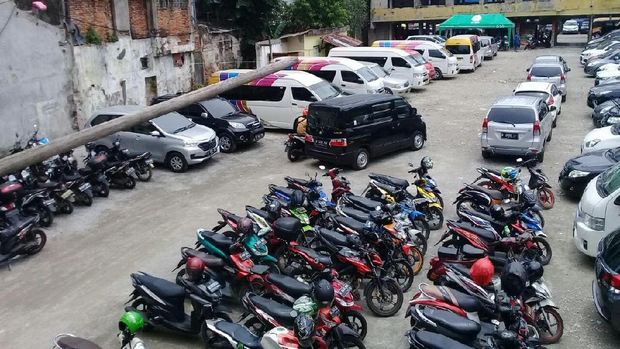 Di lahan eks Pasar Blora juga tersedia lahan parkir yang luas.