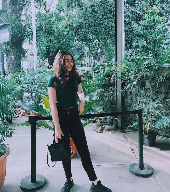 Saat bergaya kasual, Aaliyah memilih crop top pas badan yang dia padukan bersama jeans skinny dan sneakers untuk memberi kesan sporty. Foto: Dok. Instagram/Aaliyah Massaid