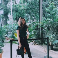 Saat bergaya kasual, Aaliyah memilih crop top pas badan yang dia padukan bersama jeans skinny dan sneakers untuk memberi kesan sporty. Foto: Dok. Instagram/Aaliyah Massaid