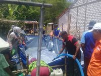 Warga membuat tandon sederhana untuk menampung air bersih
