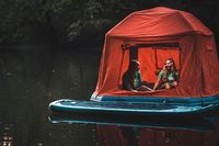 Tenda memiliki ruang udara yang membuat tenda tetap mengapung di air (SmithFly)