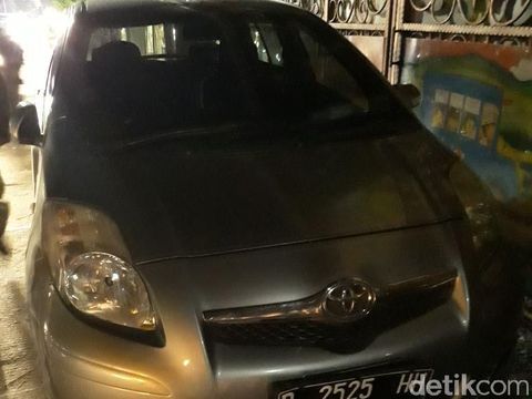 Mobil yang dijadikan target oleh dua pencuri modus pecah kaca