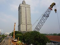 Inneke Koesherawati dan Menara Miring Saidah