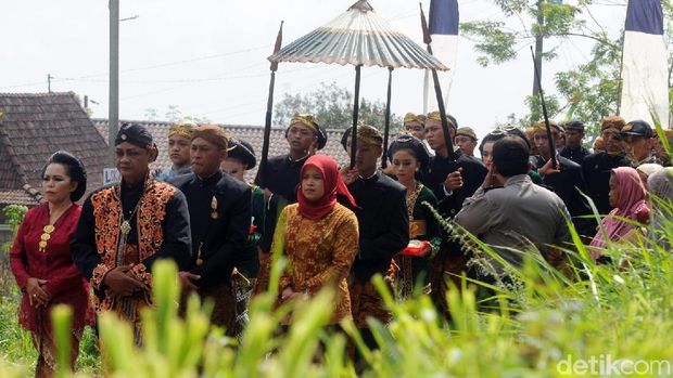 Warga Padati Ganti Selimut Makam Maulana Ibrahim di Lereng Merbabu