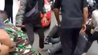 Keduanya terlibat adu mulut yang berlangsung panas. Di tengah adu mulut, si pria mendorong prajurit TNI AL. Prajurit membalas dorongan itu dengan mendaratkan bogem mentah di pipi kiri si pria.