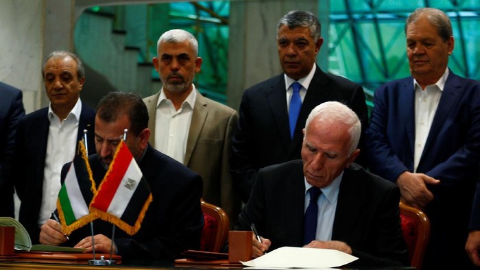 Head of Hamas delegation Saleh Arouri and Fatah leader Azzam Ahmad sign a reconciliation deal in Cairo, Egypt, October 12, 2017. REUTERS/Amr Abdallah Dalsh