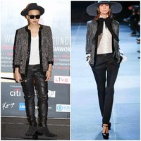 G DragonG Dragon dikenal sebagai pelopor fashion di Korea. Ia pun tak sungkan untuk mengenakan busana wanita seperti jaket tweed Chanel berikut bahkan pernah pakai rok. Leader dari boyband Bigbang tersebut mengaku memang suka membeli baju dari koleksi wanita. Selain dianggap unik, hal itu mungkin karena lebih pas dengan ukuran tubuhnya. Foto: Getty Images