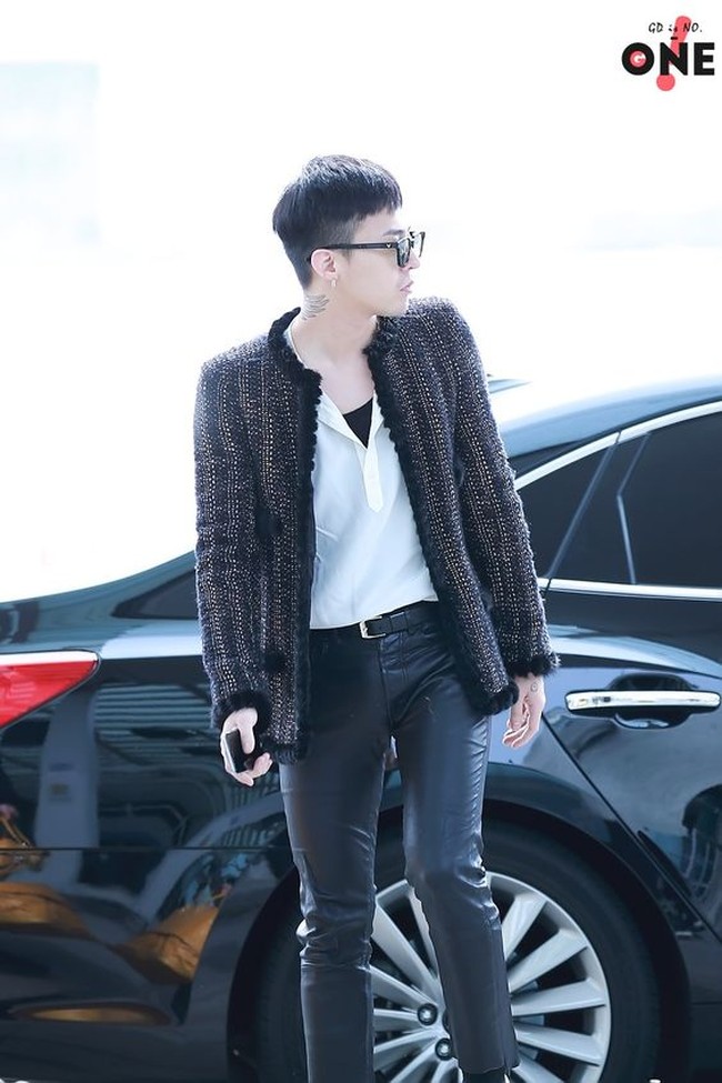 Lagi-lagi pelantun lagu Crooked itu tertangkap pakai jaket wanita Chanel. Memilih warna hitam yang netral, jaket tweed tersebut dipadukan dengan kemeja putih dan celana kulit hitam. Masih keliatan maskulin, bukan? (Foto: Tumblr)