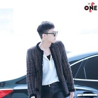 Lagi-lagi pelantun lagu Crooked itu tertangkap pakai jaket wanita Chanel. Memilih warna hitam yang netral, jaket tweed tersebut dipadukan dengan kemeja putih dan celana kulit hitam. Masih keliatan maskulin, bukan? (Foto: Tumblr)