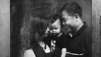 Bersama sang suami, Yohan, Elvira mengajak juga buah hatinya, Ben. Foto: Tompi
