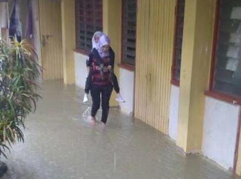 Viral Foto Guru Cantik Gendong Murid di Tengah Banjir, Bikin Kagum Netizen