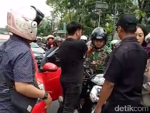 gara-gara buang sampah dari mobil berakhir baku hantam