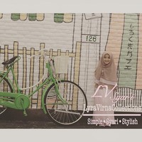 Hampir sama seperti model sebelumnya namun kali ini Eisha memakai hijab syari bernuansa pink-nude. Lengkapi dengan sneakers agar anak-anak mudah bergerak saat dipakai berpergian.Foto: Dok. Instagram @lyravirna