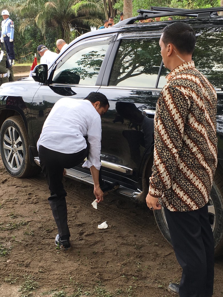 Bermodal Tisu, Jokowi Bersihkan Sendiri Sepatunya yang Berlumpur Bermodal Tisu, Jokowi Bersihkan Sendiri Sepatunya yang Berlumpur