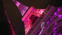 Kampanye kanker payudara unik lainnya yang pernah ada adalah pemasangan lampu berwarna merah muda pada bangunan-bangunan populer. Di antaranya bangunan yang pernah membantu kampanye kanker payudara seperti Menara Eiffel di Perancis dan Istana Buckingham di Inggris. Foto: Youtube